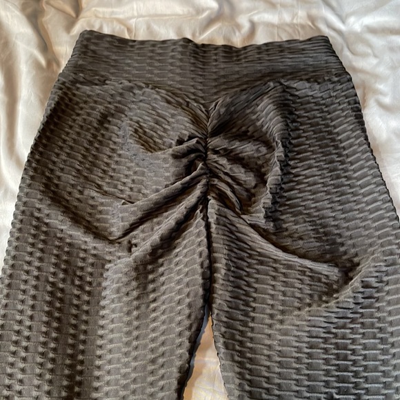 Butt lifting leggings - Picture 3 of 3